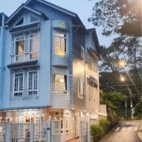 NHÀ CHẤT ĐÀ LẠT TRUNG TÂM NHIỀU THÔNG XANH, ĐƯỜNG ĐẸP, NHÀ ĐẸP, VỊ TRÍ ĐẸP GÓC HAI MẶT TIỀN HOÀN CÔNG