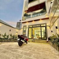Nhà mặt tiền Cổ Loa đẹp lung linh giảm giá chỉ còn 10,3 tỷ