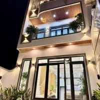 Nhà mặt tiền Cổ Loa đẹp lung linh giảm giá chỉ còn 10,3 tỷ